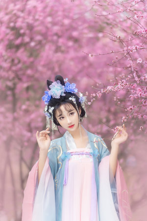 她开始慢慢迎合男人的小说